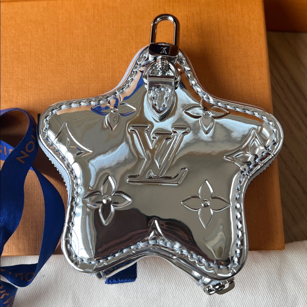 Louis Vuitton Spark Coin Purse Silver Mirror Charm ⭐️ New Ski Collection - Picture 4 of 9